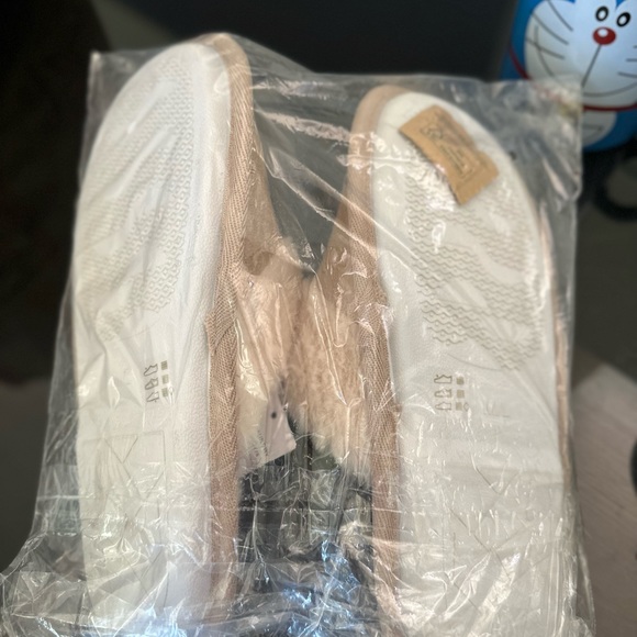 Slippers - Picture 3 of 5